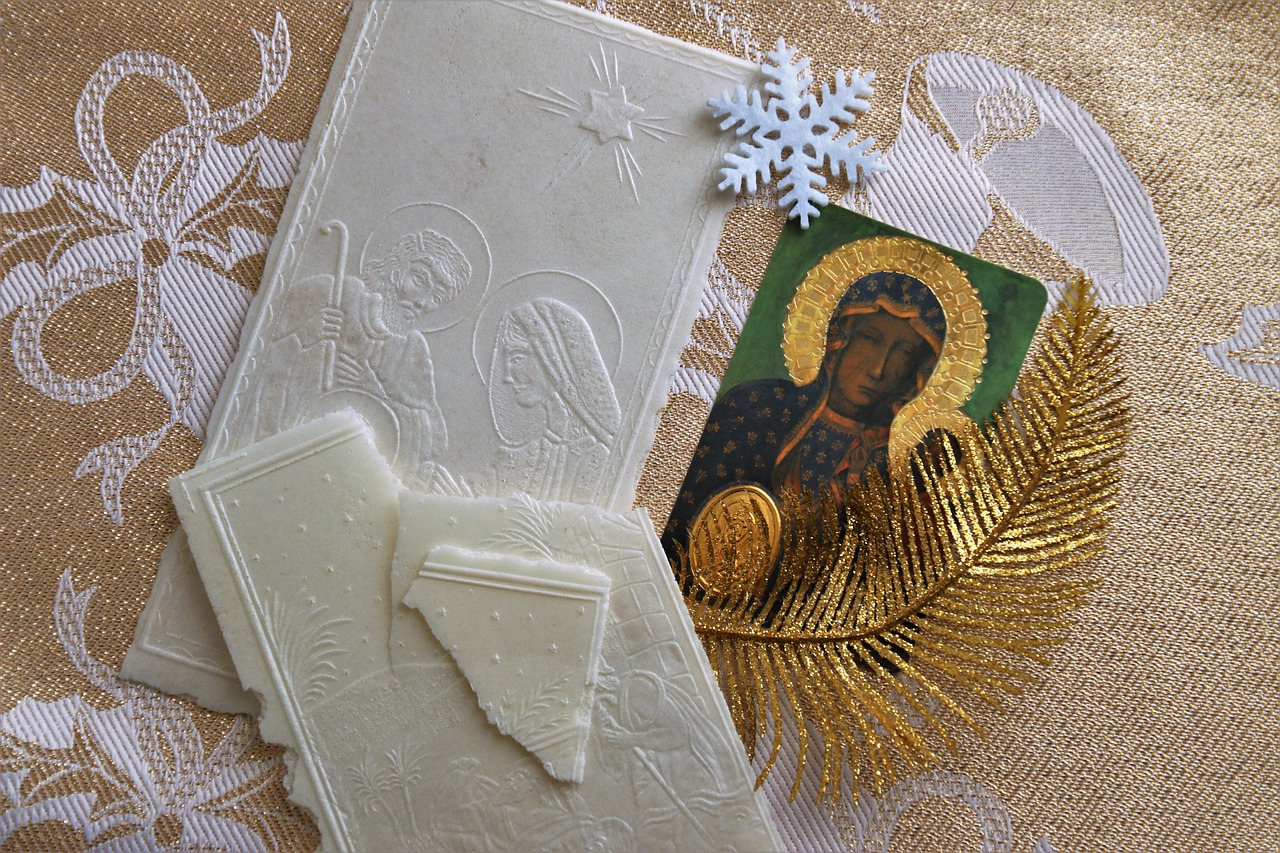 Opłatki wigilijne - co symbolizują i jak wybrać najlepsze?