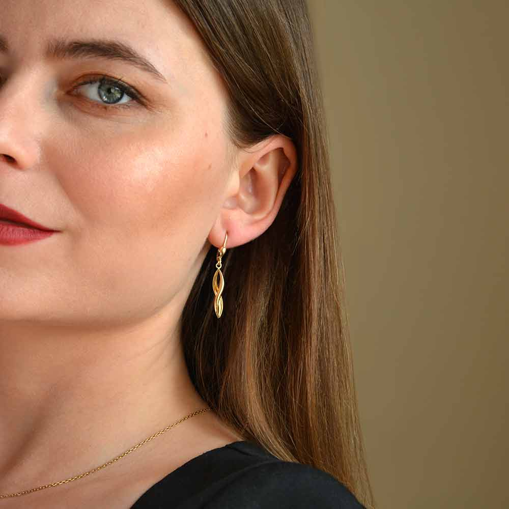 Wskazujemy modne kolczyki z szlachetnych materiałów, które sprawdzą się na co dzień.