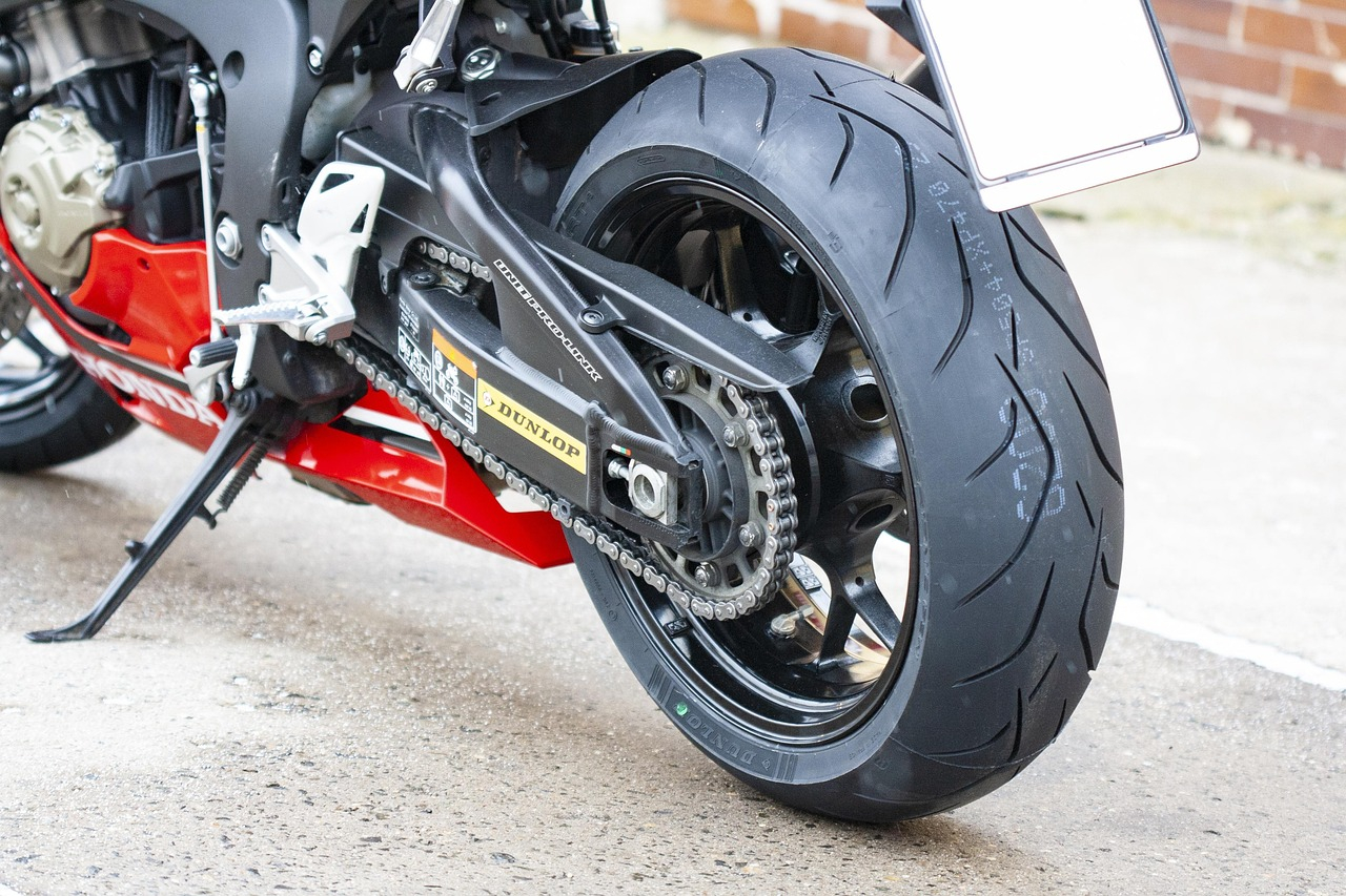 Idealny prezent dla motocyklisty – jak trafnie wybrać upominek dla fana jednośladów?